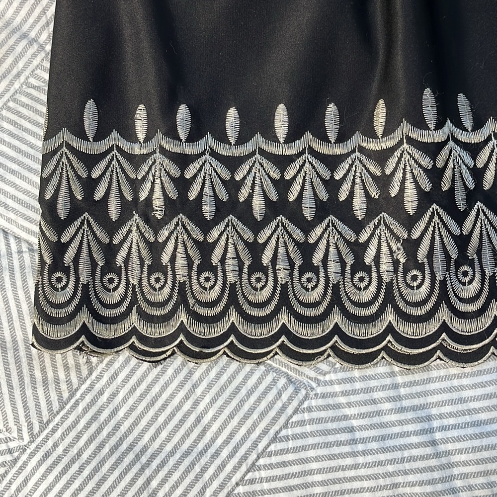 Old Navy Women's Pleated Scalloped Hem Skirt - Picture 2 of 8